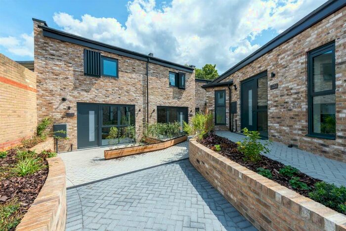 2 Bedroom Mews To Rent In Scrooby Street, London, SE6