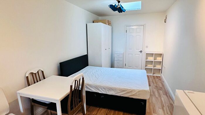 Studio To Rent In Hendon Way, London, NW2