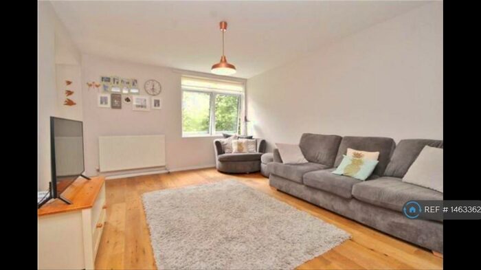 2 Bedroom Flat To Rent In The Pines, Purley, CR8