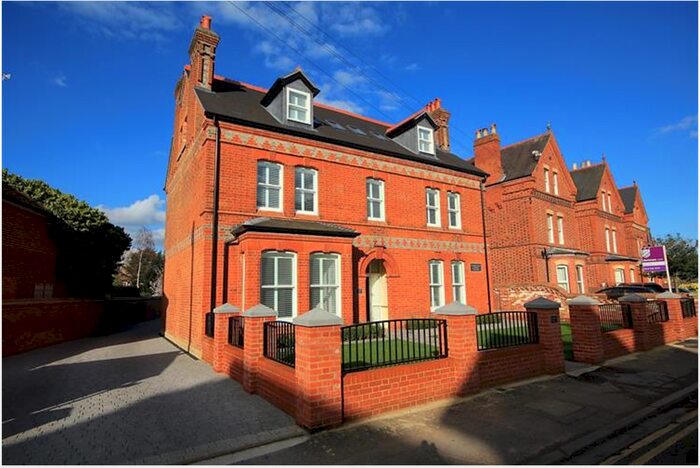 1 Bedroom Flat To Rent In Castle Crescent, Reading, Berkshire, RG1