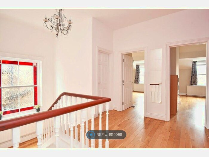 2 Bedroom Flat To Rent In East Parade, Harrogate, HG1