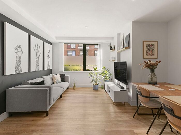 3 Bedroom Flat For Sale In Knaresborough Drive, London, SW18