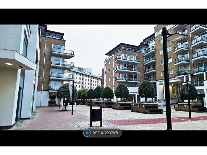 3 Bedroom Flat To Rent In Dolphin House, London, SW18