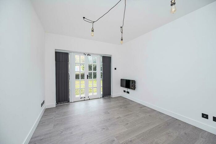 2 Bedroom Flat To Rent In Pickering Close, Homerton, London, E9