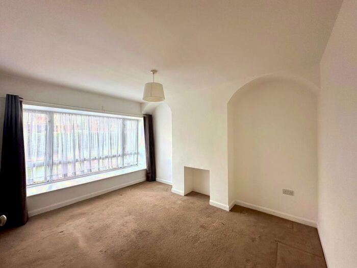 2 Bedroom Maisonette To Rent In St. Albans Road, Barnet, EN5