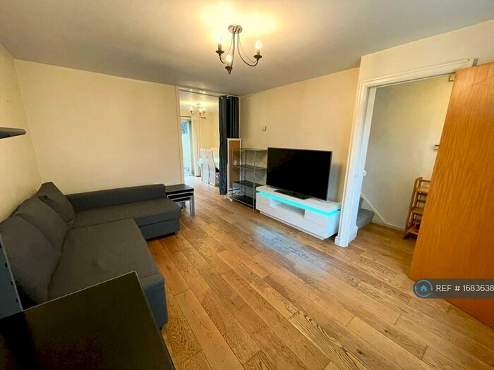 3 Bedroom Semi-Detached House To Rent In Calico Close, Salford, M3