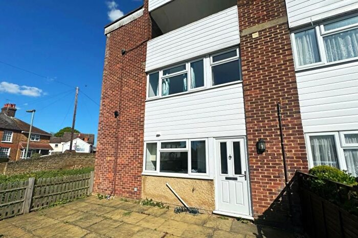 2 Bedroom Flat To Rent In Addlestone, Surrey, KT15