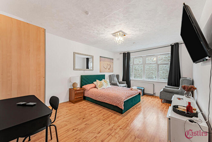 4 Bedroom House For Sale In Overbury Street, E5 - Photo 3