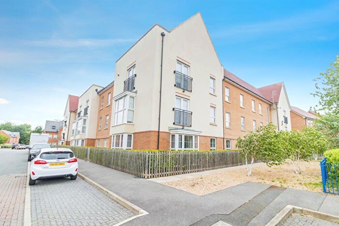 2 Bedroom Flat For Sale In Design Drive, Dunstable, LU6