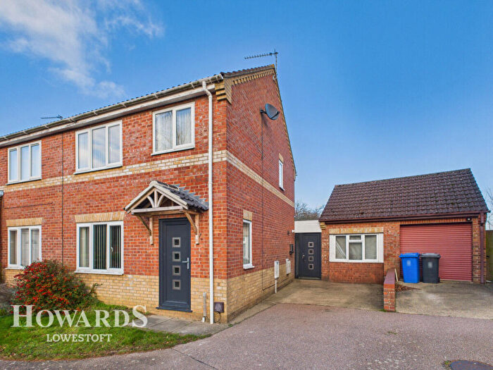4 Bedroom Semi Detached House For Sale In Chaukers Crescent, Lowestoft, NR33