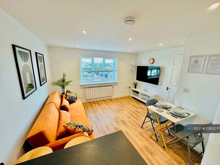 1 Bedroom Flat To Rent In Raywood Court, Guildford, GU2