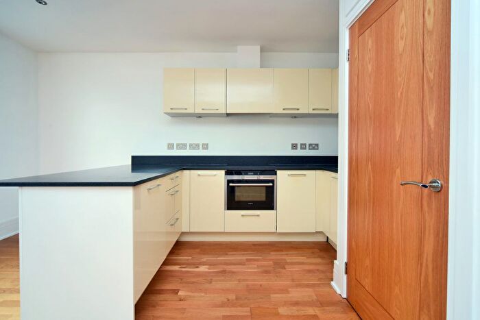 1 Bedroom Flat To Rent In Bridge Road, East Molesey, KT8