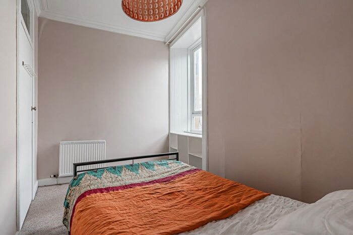 2 Bedroom Flat For Sale In Raeburn Place, Edinburgh, EH4