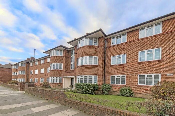 3 Bedroom Flat To Rent In Beaufort Park, London, NW11