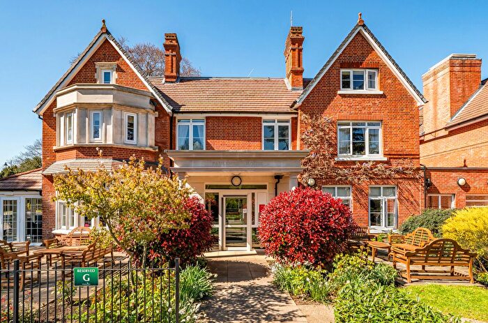 1 Bedroom Flat For Sale In St. Pauls Cray Road, Chislehurst, Kent, BR7