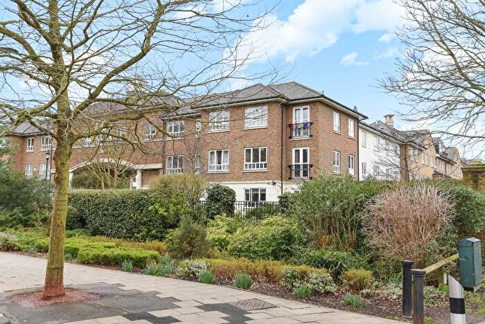 3 Bedroom Flat For Sale In Samuel Gray Gardens, Kingston Upon Thames, KT2