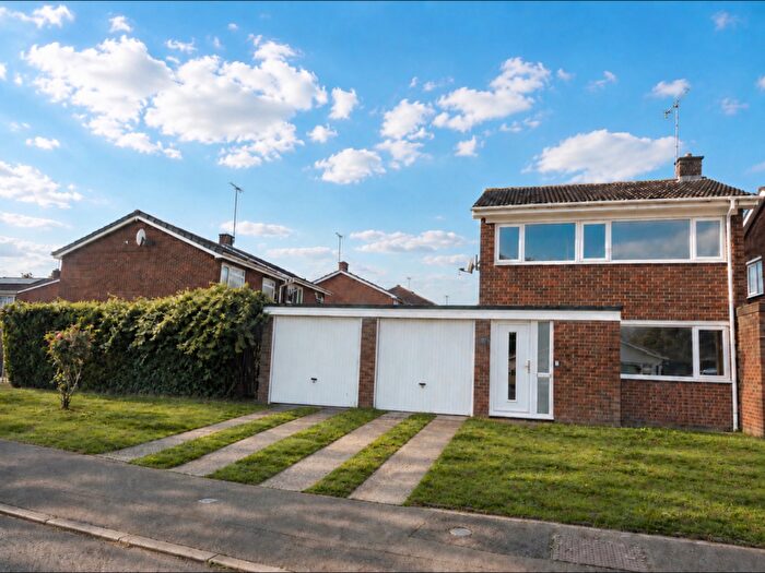 3 Bedroom Detached House For Sale In Baccara Grove, Bletchley, Milton Keynes, MK2