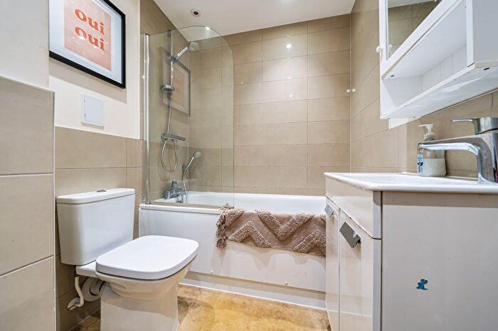 2 Bedroom Flat For Sale In Liberty House, Bessemer Road, Welwyn Garden City, AL7