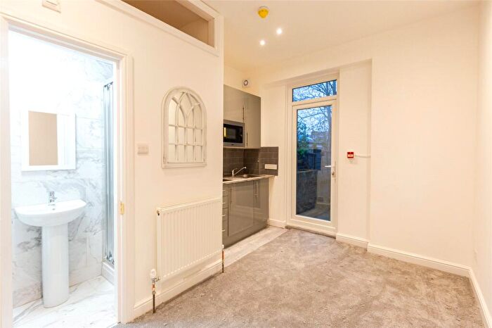Apartment To Rent In Fairbridge Road, Archway, London, N19