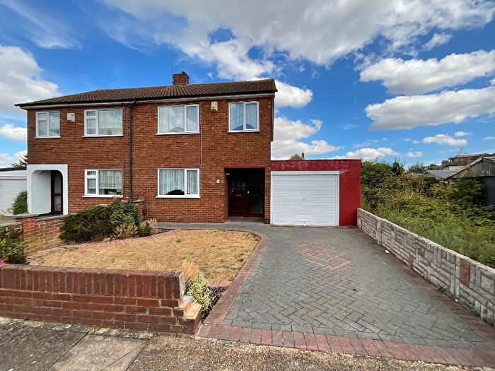 3 Bedroom Semi Detached House For Sale In St Johns Close, South Hornchurch, Essex, RM13