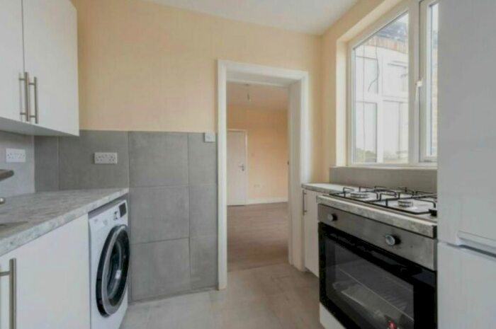 2 Bedroom Flat To Rent In Central Road, Worcester Park, KT4