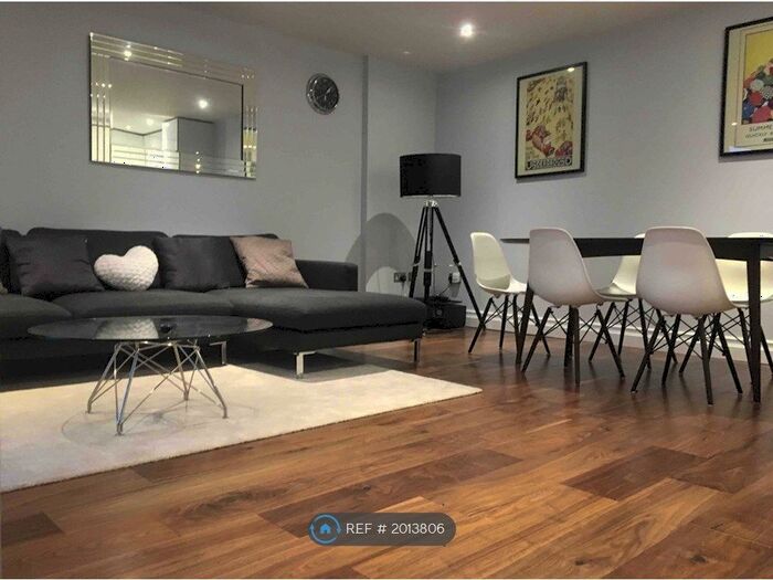 2 Bedroom Flat To Rent In Bridge Place, London, SW1V