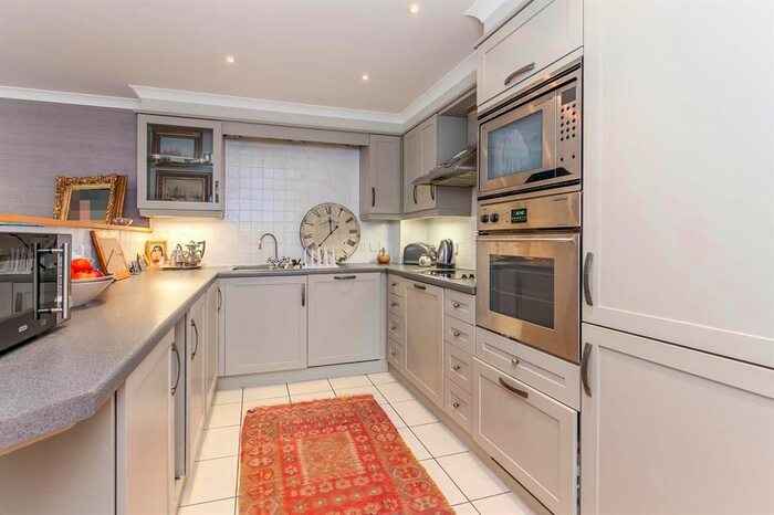 2 Bedroom Flat To Rent In Chiswick High Road, Chiswick, London, W4
