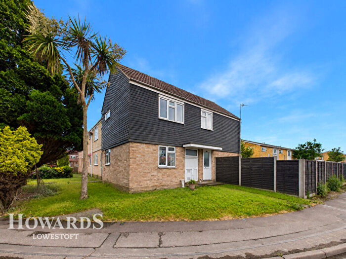 3 Bedroom Semi Detached House For Sale In Spexhall Way, Lowestoft, NR32