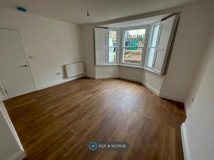 2 Bedroom Flat To Rent In Liston Road, London, SW4