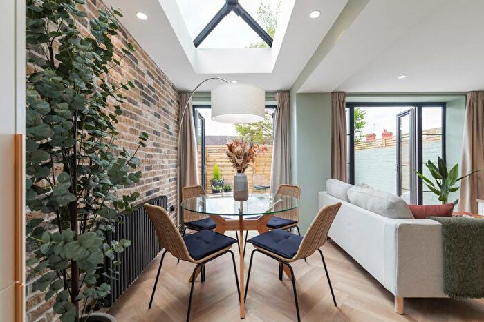 2 Bedroom Apartment To Rent In Yarborough Road - Bedroom En Suite Apt - /, LN1