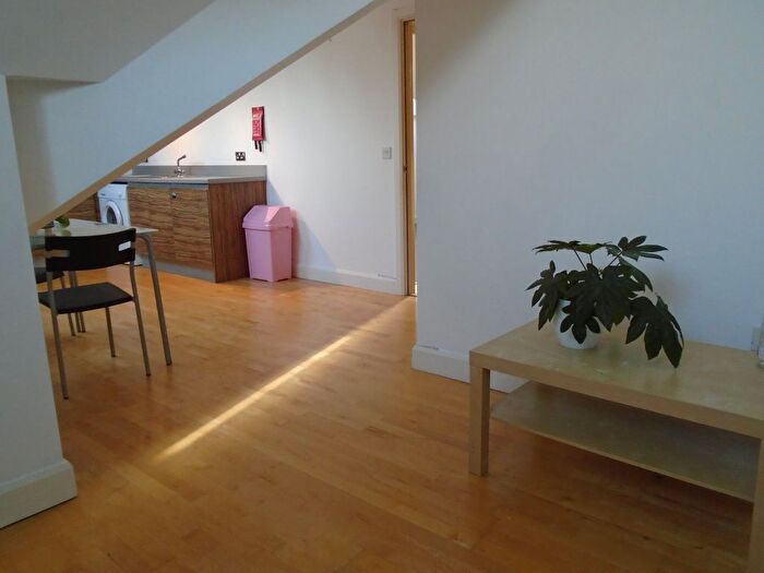 1 Bedroom Flat To Rent In Bristol Road, Selly Oak, Birmingham, B29