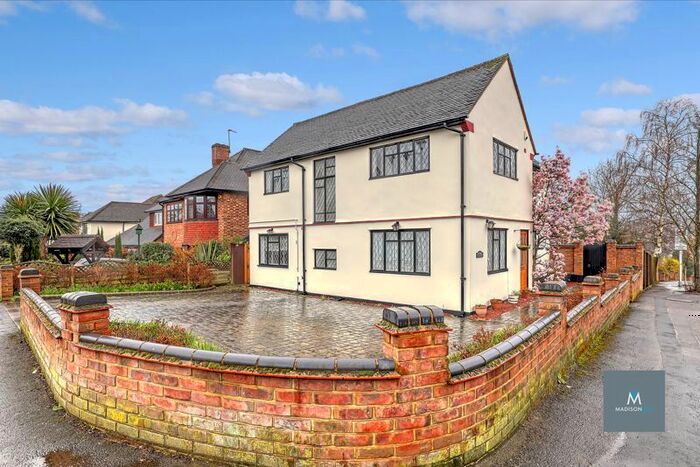 4 Bedroom Detached House To Rent In Beresford Drive, Woodford Green, IG8