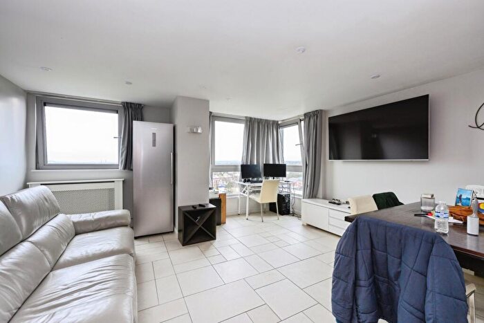 2 Bedroom Flat For Sale In Throwley Way, Sutton, SM1