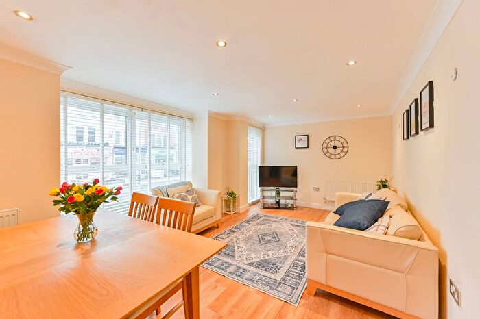 2 Bedroom Flat For Sale In Clover Court, Clapham Junction, London, SW11