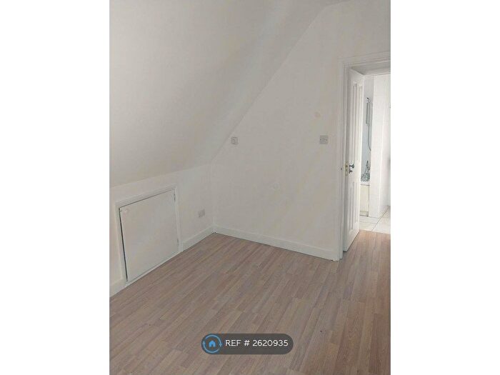 1 Bedroom Flat To Rent In The Triangle, Kingston Upon Thames, KT1