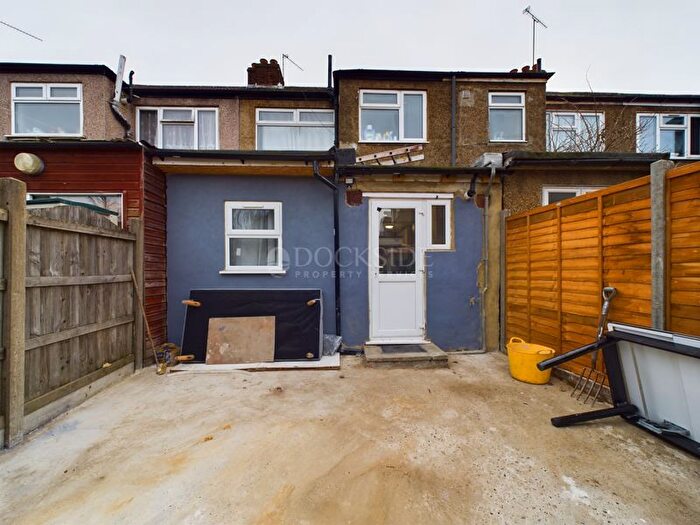 4 Bedroom Semi-detached House For Sale In Randolph Approach, London, E16