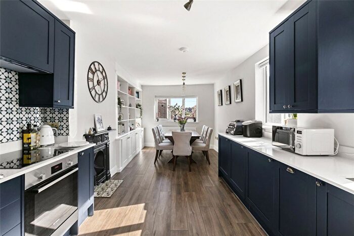 2 Bedroom Flat For Sale In Gayford Road, London, W12