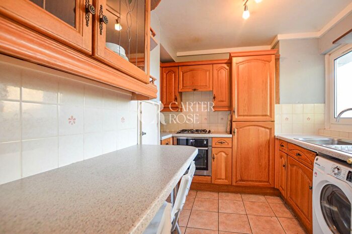 3 Bedroom Flat To Rent In St. James's Crescent, London, SW9