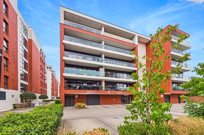 2 Bedroom Flat For Sale In Kingman Way, Newbury, Berkshire, RG14