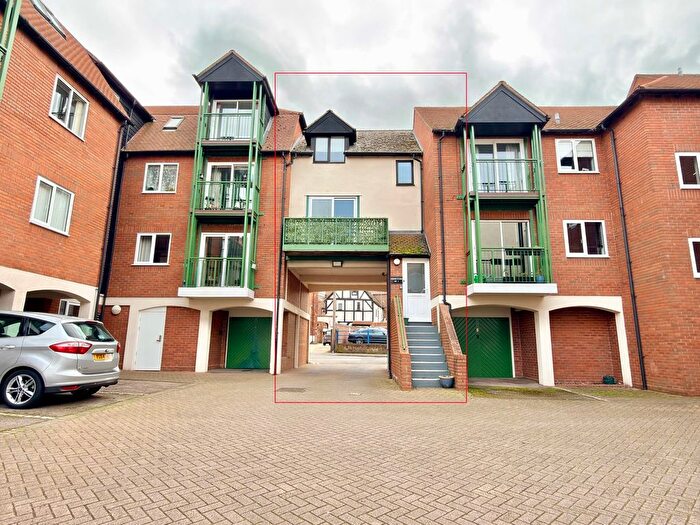 2 Bedroom Flat For Sale In Priors Court, Back Of Avon, Tewkesbury, GL20