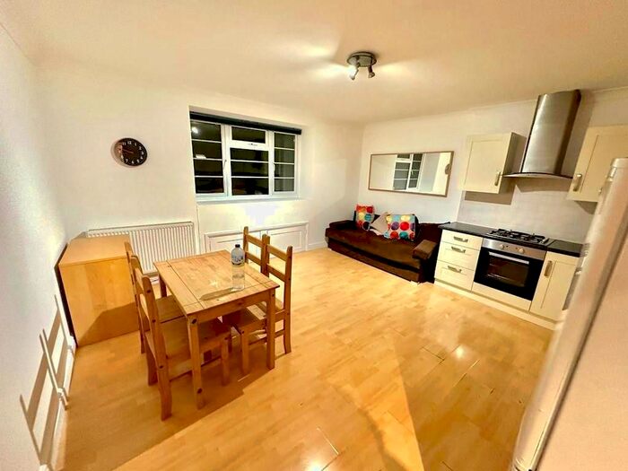 2 Bedroom Flat To Rent In Avenue Crescent, Acton, W3