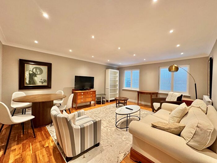 2 Bedroom Flat To Rent In Whittington Mews, London, N12