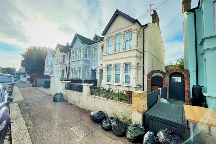 Flat To Rent In Claremont Road, Essex, SS0