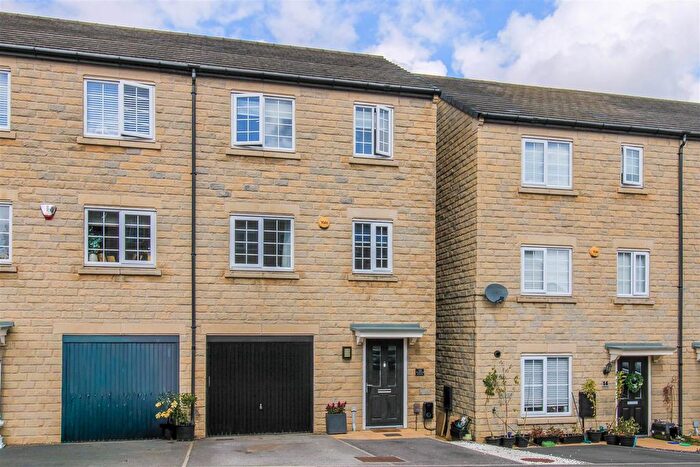 4 Bedroom Semi-Detached House For Sale In Pugneys Avenue, Crigglestone, Wakefield, WF4