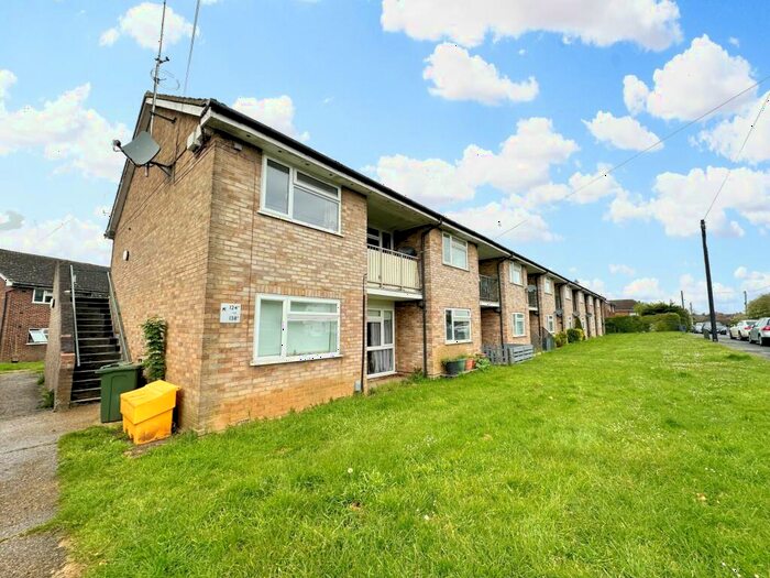1 Bedroom Flat To Rent In Carfax Avenue, Tongham, GU10