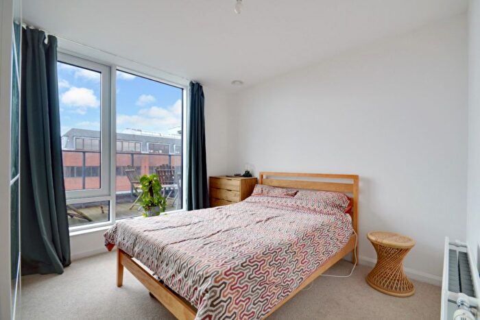 1 Bedroom Penthouse To Rent In High Road, London, N12