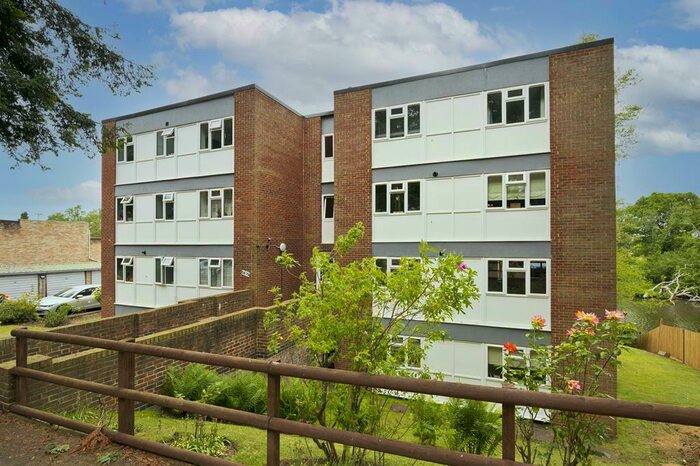 2 Bedroom Flat To Rent In Berkeley Court, Weybridge, KT13
