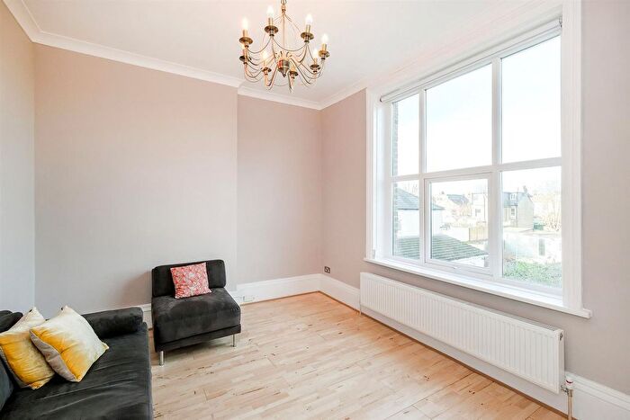 2 Bedroom Flat For Sale In Hainault Road, London, E11