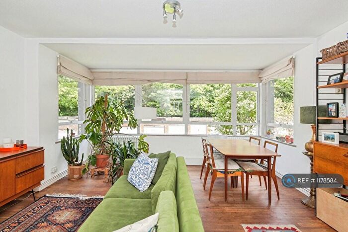 3 Bedroom Flat To Rent In Raleigh Court, London, SE19