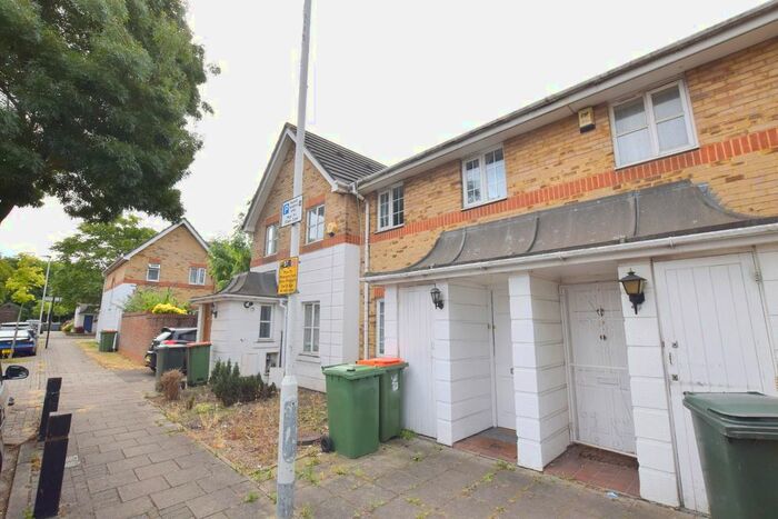 3 Bedroom Property To Rent In Covelees Wall, Beckton, E6